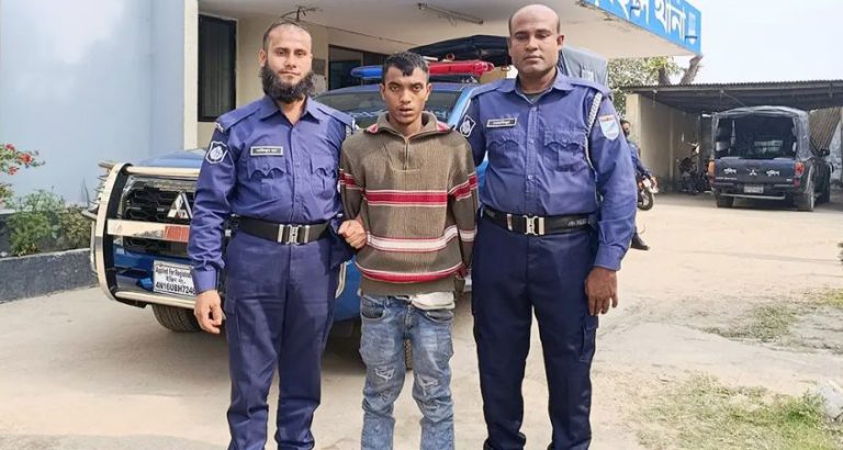 তাড়াইলে বাবাকে কুপিয়ে হত্যা, ছেলে আটক