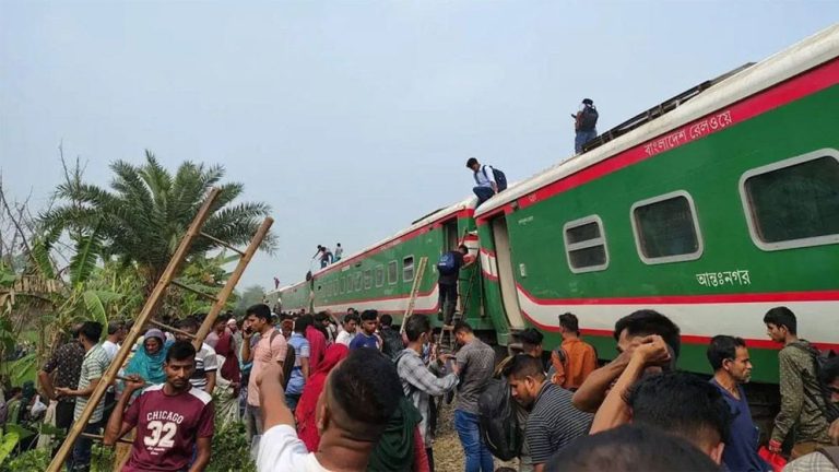 নীলসাগর লাইনচ্যুত, উত্তরবঙ্গের সঙ্গে ঢাকার রেল যোগাযোগ বন্ধ