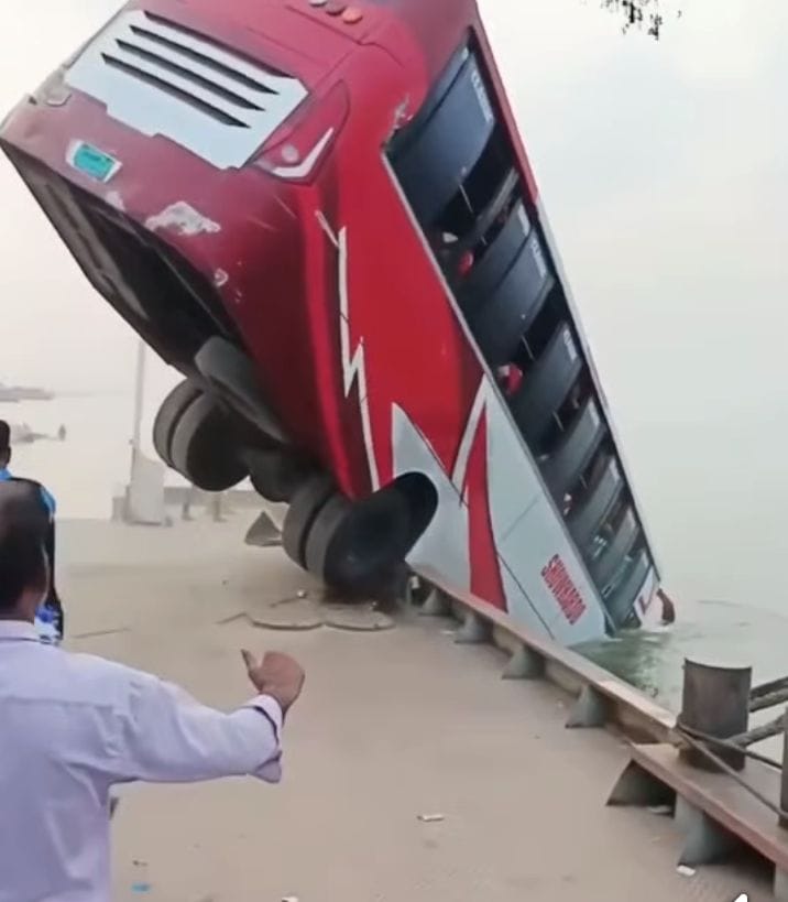যাত্রী নিয়ে বাস পদ্মা নদীতে