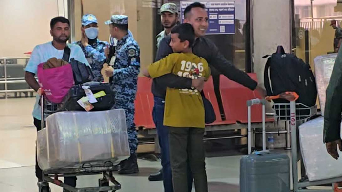 দুবাইয়ে আটকে পড়া ১৮৯ বাংলাদেশি ফিরলেন ঢাকায়