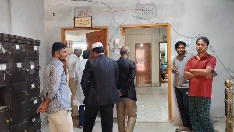 কলাপাড়ায় বিএনপি নেতার তান্ডবে এজলাস থেকে নেমে গেলেন ম্যাজিষ্ট্রট