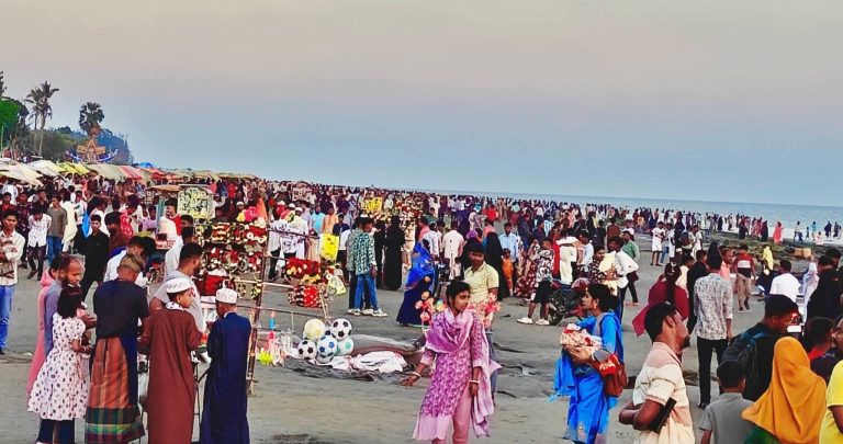 ঈদের ছুটিতে কুয়াকাটায় পর্যটকের ঢল