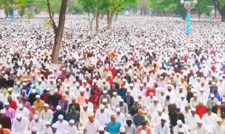 কিশোরগঞ্জের শোলাকিয়ায় দেশের সর্ববৃহৎ ঈদ জামাত অনুষ্ঠিত