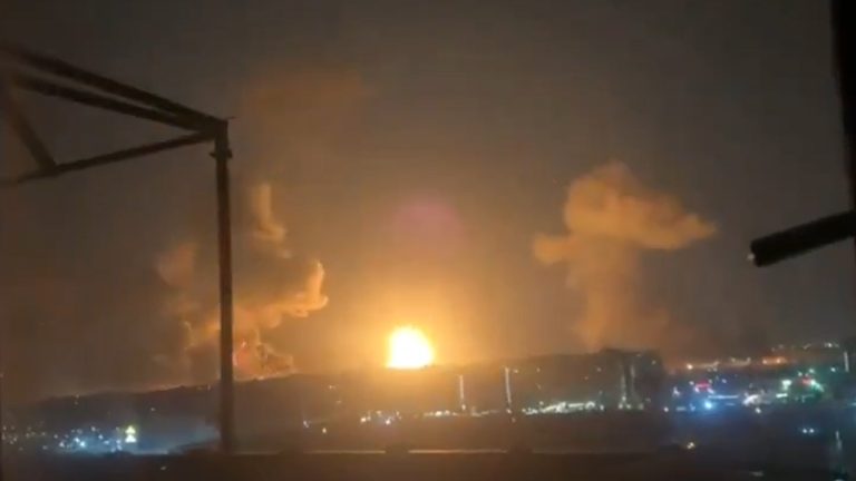 তেহরানের মেহেরবাদ বিমানবন্দরে ভয়াবহ বিস্ফোরণে জ্বলছে উড়োজাহাজ