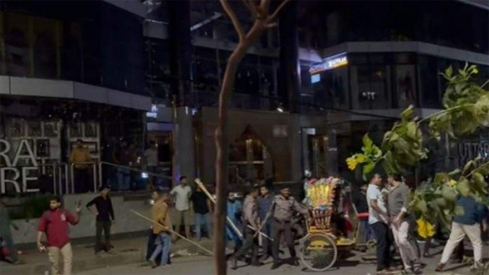 মধ্যরাতে উত্তরায় রণক্ষেত্র, পুলিশের সঙ্গে ধাওয়া-পাল্টা ধাওয়া