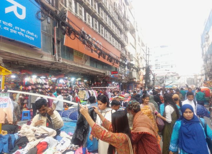 ঢাকা নগরীর ফুটপাত এখন চলার পথ নয়, অস্থায়ী বাণিজ্যিক কেন্দ্র