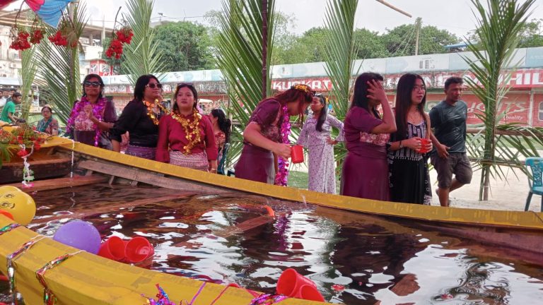 কুয়াকাটায় বর্ষবরণ উপলক্ষ্যে জলকেলি উৎসবে মেতেছে রাখাইন তরুণ-তরুণীরা