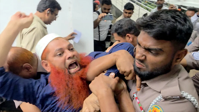 ফাঁসির রায় শুনে ‘জয় বাংলা’ স্লোগান পুলিশ সদস্যের, বললেন ‘ রায় মানি না’