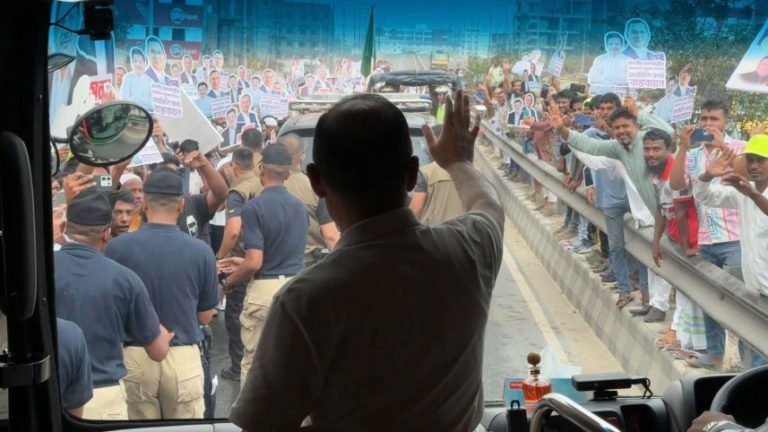 বগুড়ার পথে প্রধানমন্ত্রী