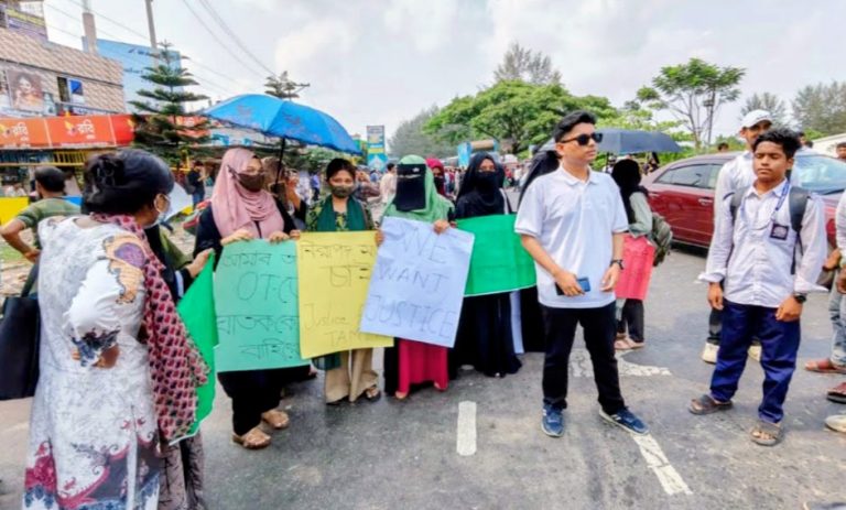 শিক্ষার্থীদের ৪ দফা দাবিতে উত্তাল ববি, ২ ঘণ্টা মহাসড়ক অবরোধ