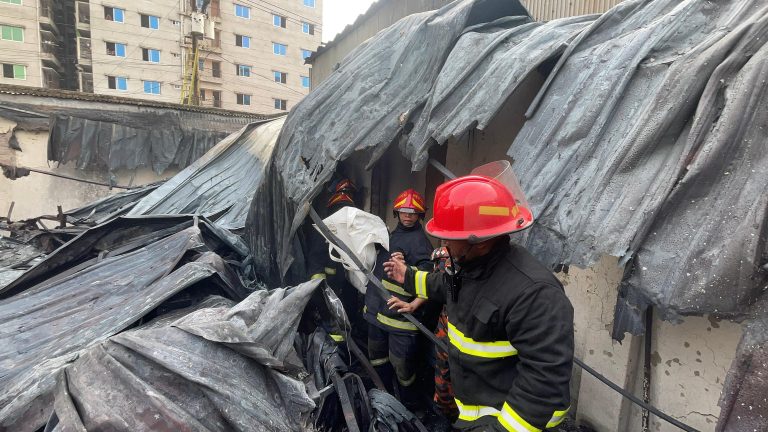 কেরানীগঞ্জে গ্যাসলাইট কারখানায় আগুন, ৫ জনের মরদেহ উদ্ধার