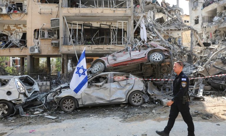 যুক্তরাষ্ট্র-ইসরায়েলের হামলা ‘তুচ্ছ’, ‘বিধ্বংসী’ জবাবের হুঁশিয়ারি ইরানের