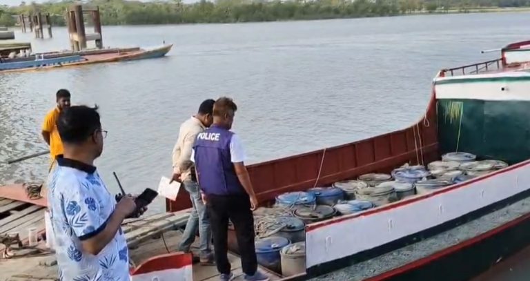কলাপাড়ায় ৩২০০ লিটার ডিজেল ও ৩০০০ লিটার পেট্রোল জব্দ, পাম্প মালিকের জরিমানা