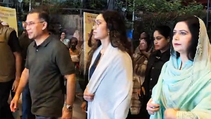 সপরিবারে বেইলি রোডে নাটক দেখলেন প্রধানমন্ত্রী