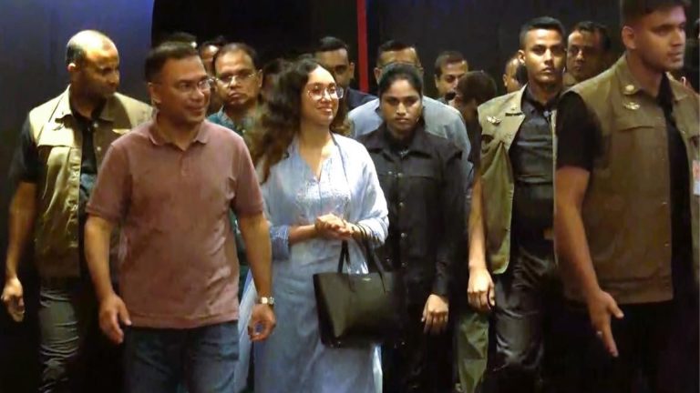 মেয়েকে নিয়ে সিনেমা দেখলেন‌ প্রধানমন্ত্রী