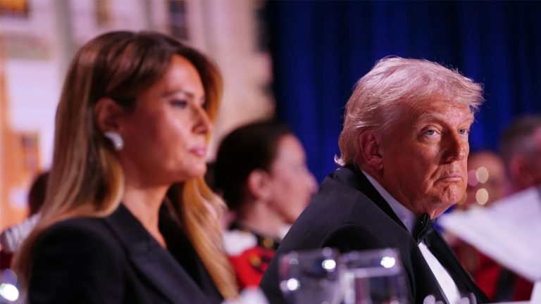 সাংবাদিকদের সঙ্গে ডিনারের সময় হঠাৎ বিকট শব্দ, সরিয়ে নেওয়া হলো ট্রাম্পকে