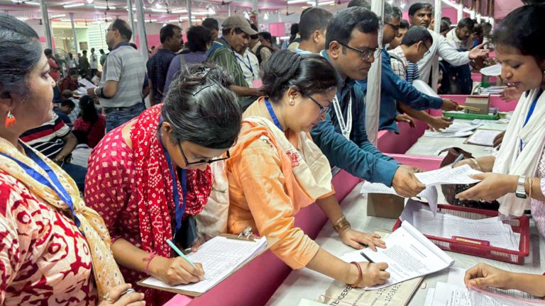 পশ্চিমবঙ্গ কার হাতে মমতা না বিজেপির ?