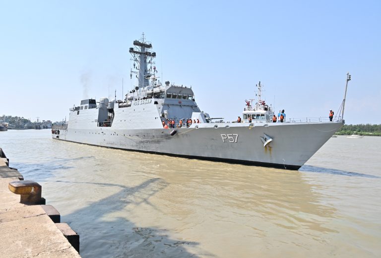 ভারতীয় নৌবাহিনীর জাহাজ চট্টগ্রাম বন্দরে