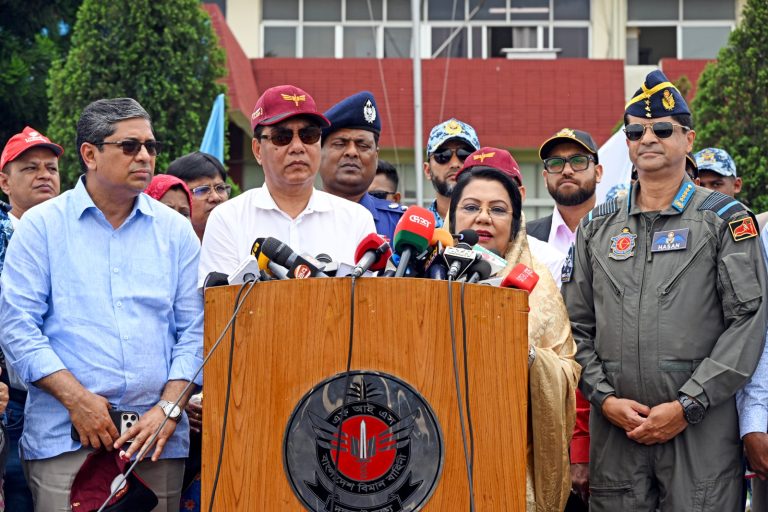 মন্ত্রী, প্রতিমন্ত্রী ও বিমান বাহিনী প্রধানের বগুড়া এয়ারফিল্ড পরিদর্শন