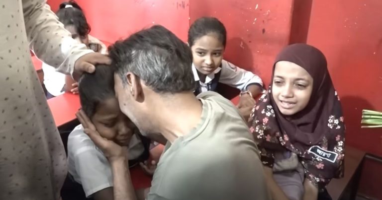 রামিসার শ্রেণিকক্ষে অঝোরে কাঁদলেন বাবা
