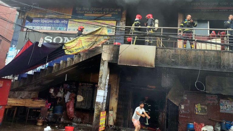 বিজয় সরণির কলমিলতা বাজারের আগুন নিয়ন্ত্রণে