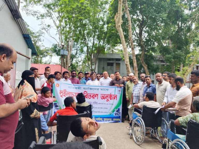মুকসুদপুরে প্রতিবন্ধীদের মাঝে হুইল চেয়ার বিতরণ
