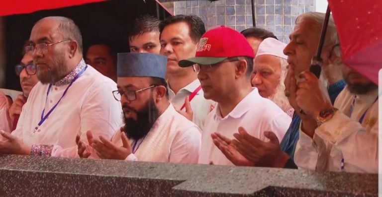 সিলেটে হজরত শাহজালাল (রহ.) এর মাজার জিয়ারত করেছেন প্রধানমন্ত্রী