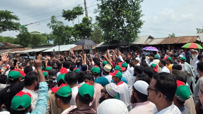 মঞ্চে প্রধানমন্ত্রীর ছবি না থাকায় হট্টগোল, তোপের মুখে ফিরে গেলেন সেতুমন্ত্রী