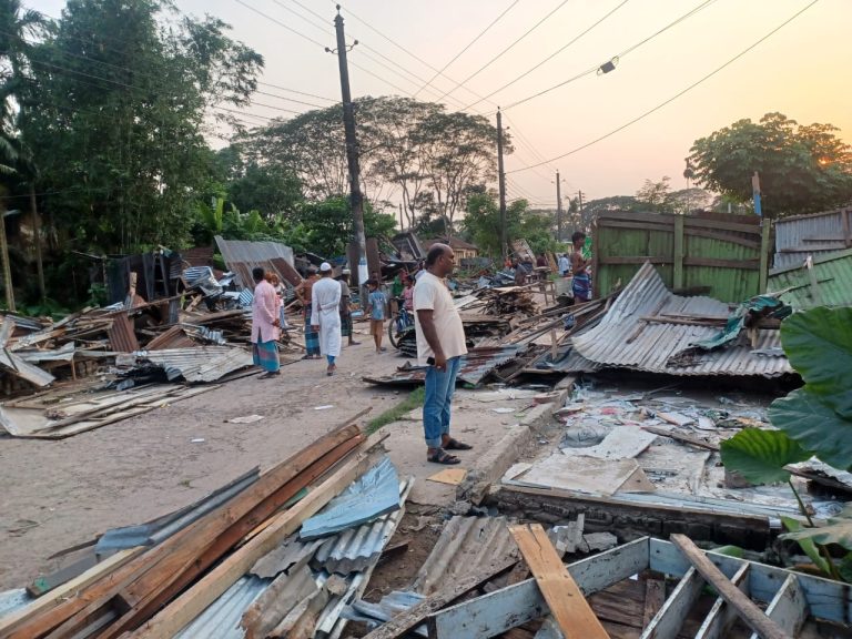 পটুয়াখালী জেলা পরিষদের উচ্ছেদ অভিযানে গুঁড়িয়ে দেওয়া হলো অবৈধ স্থাপনা