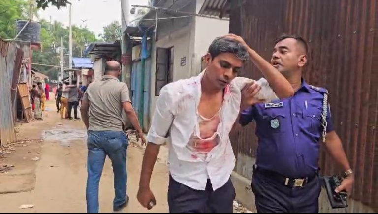 সাভারে সংবাদ সংগ্রহে গিয়ে হামলায় সাংবাদিকসহ আহত ৪, আটক ৪