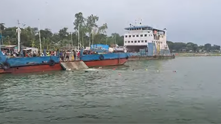 দৌলতদিয়ায় ফেরিতে উঠতে গিয়ে নদীতে পড়ে গেল বাস