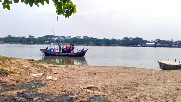 কলাপাড়ায় যাত্রীদের জিম্মি করে খেয়াঘাট ইজারাদারের চাঁদাবাজি