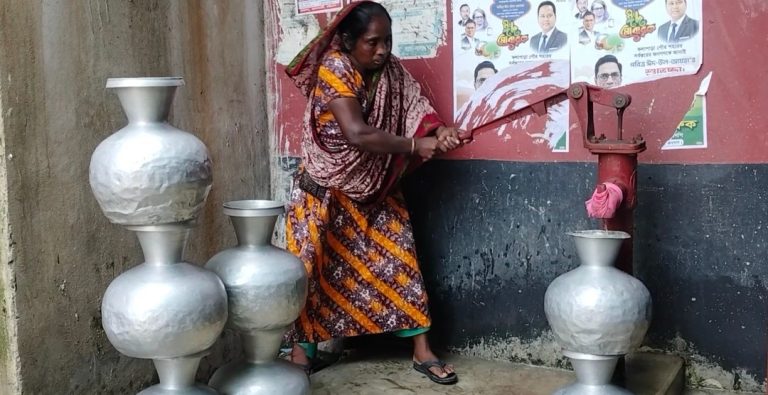 কলাপাড়ায় ৩০ বছর ধরে পানি টেনে চলছে রেহেনার সংসার, জোটেনি সরকারী সহায়তা