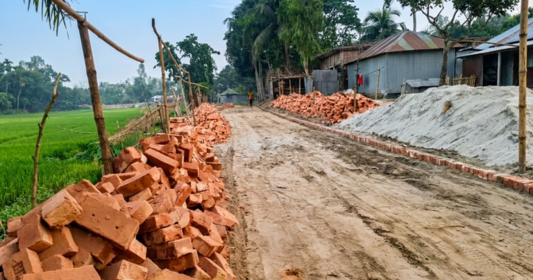 প্রধানমন্ত্রীর সফর শেষে তুলে নেওয়া হলো সড়কের ইট