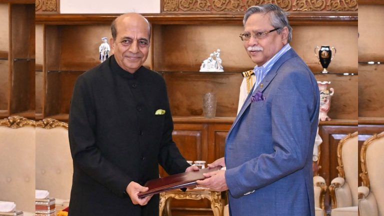 রাষ্ট্রপতির কাছে ভারতীয় হাইকমিশনারের পরিচয়পত্র পেশ