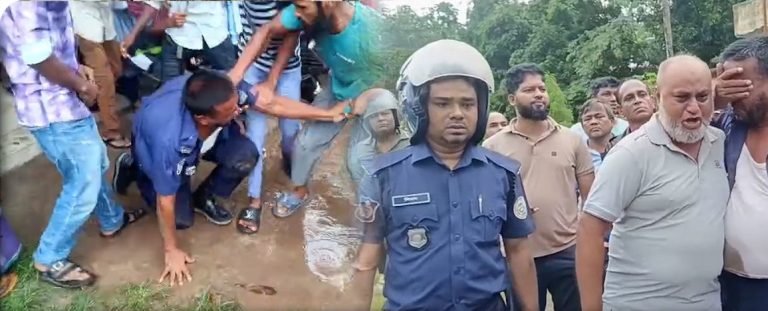 আসামি মৃত্যুর গুজবে থানায় হামলা, পুলিশসহ আহত ১২