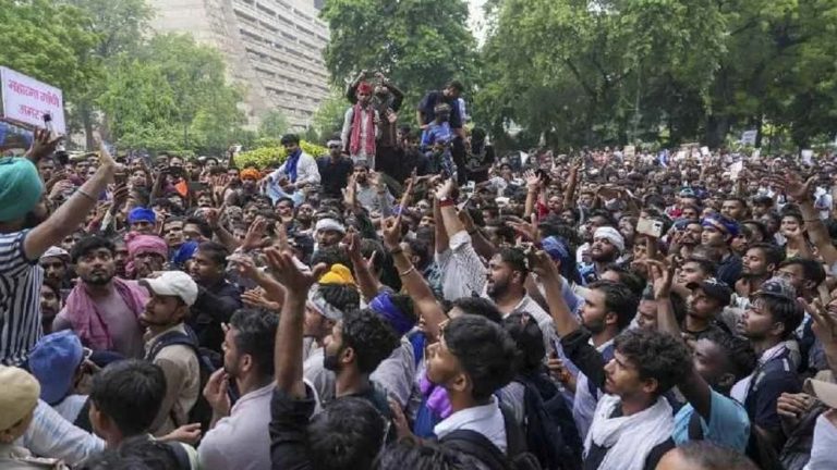 দিল্লিতে আন্দোলনের ঢেউ: বাড়ছে বিক্ষোভকারীদের ভিড়