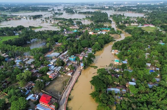 বন্যা ও পাহাড় ধসে সাত জেলায় প্রাণহানি বেড়ে ৫৪