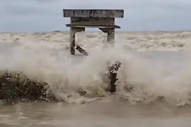 সমুদ্রের ভাঙ্গনে লন্ড ভন্ড কুয়াকাটার প্রাকৃতিক সৌন্দর্য