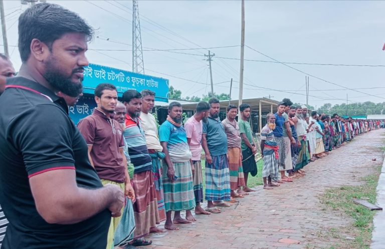 বঙ্গোপসাগরে অবৈধ ট্রলিং বন্ধের দাবিতে মৎস্য ব্যবসায়ীদের মানববন্ধন