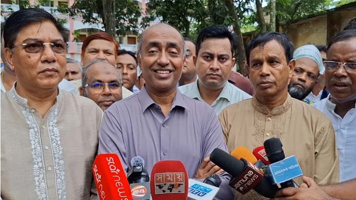 শেখ হাসিনা দেশে এলে আমরা হাতকড়া নিয়ে দাঁড়িয়ে থাকব: আইনমন্ত্রী