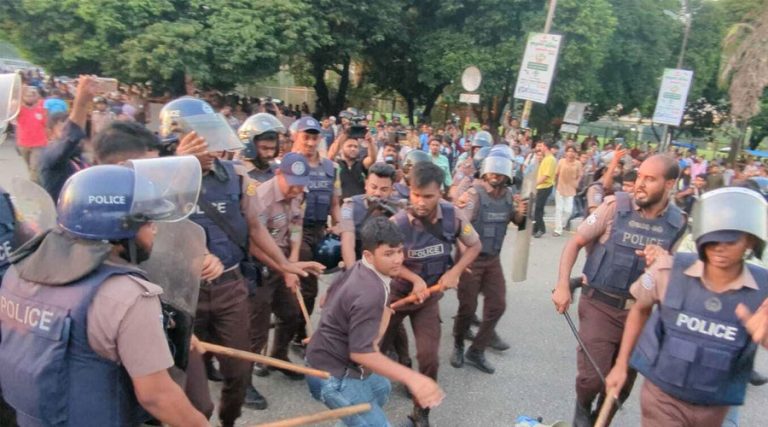 সংসদ ভবনের সামনে শিক্ষার্থীদের ওপর পুলিশের লাঠিচার্জ