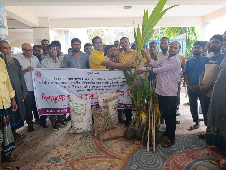 কয়রায় কৃষি প্রণোদনা কর্মসূচির আওতায় কৃষক ও প্রতিষ্ঠানে চারা, সার ও সবজি বিতরণ