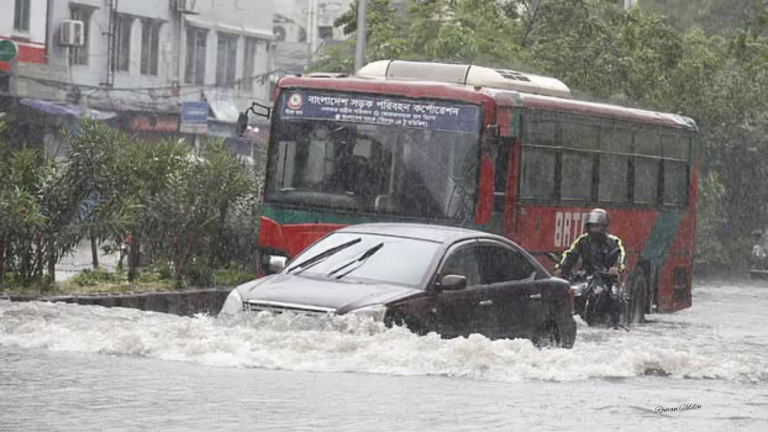 বৃষ্টিতে রাজধানীবাসীর নাকাল