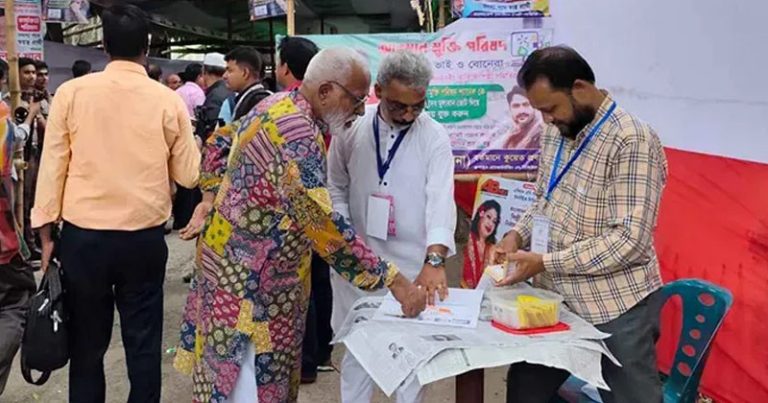 উৎসবমুখর পরিবেশে চলছে শিল্পী সমিতির নির্বাচন