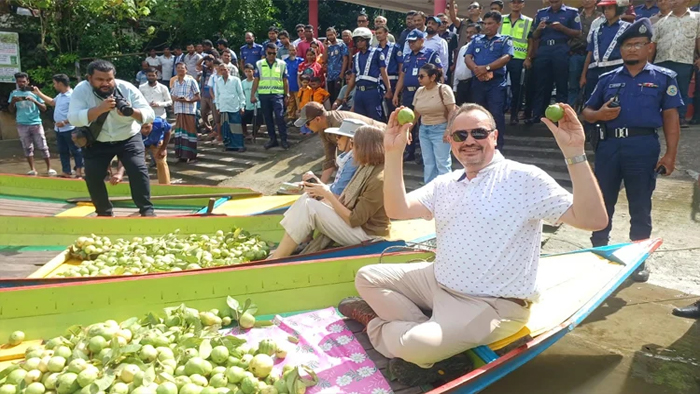 ঝালকাঠির ভাসমান পেয়ারা বাজারে মার্কিন রাষ্ট্রদূত, উচ্ছ্বাস প্রকাশ