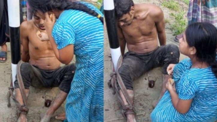 চুরির অভিযোগে খুঁটিতে বাঁধা বাবাকে চা-রুটি খাওয়ালেন মেয়ে