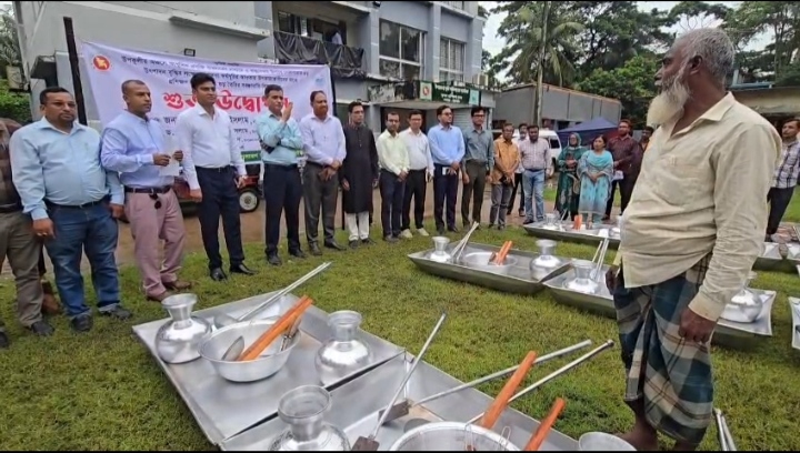 কলাপাড়ায় ২৪০ চাষী পেল গোলপাতার গুড় তৈরীর উপকরণ