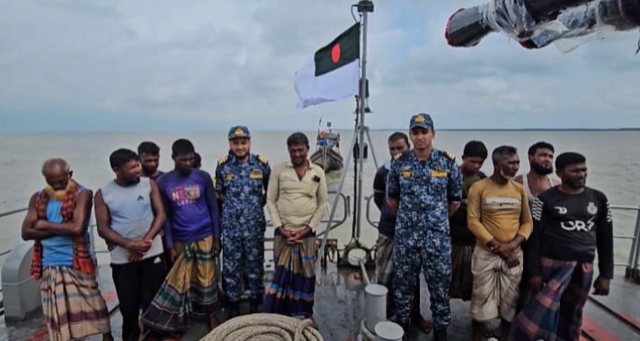 বঙ্গোপসাগরে ট্রলারসহ ১২ জেলেকে উদ্ধার করেছে নৌবাহিনী