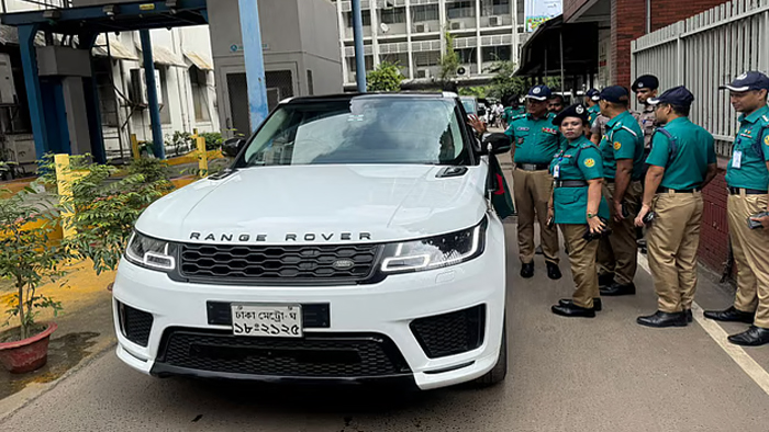 উল্টোপথে মন্ত্রীর গাড়ি, আটকে দিয়ে ২ মামলা দিলেন সার্জেন্ট